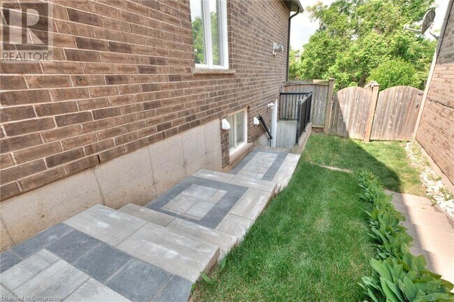 Photo du bâtiment - 556 Netherwood Cres