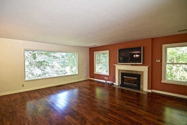Building Photo - Lake Forest Park Four Bedroom.