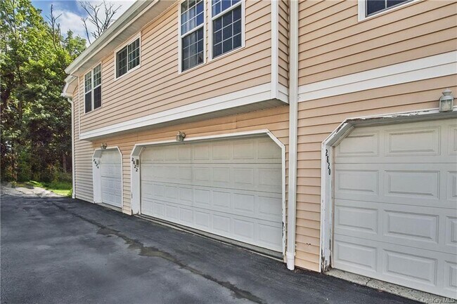 Building Photo - 2822 Whispering Hills Dr