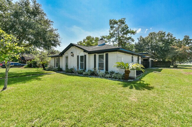 Building Photo - 2302 Lynn Dr