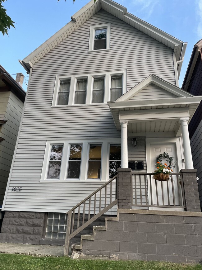 Building Photo - 1025 E Hamilton St