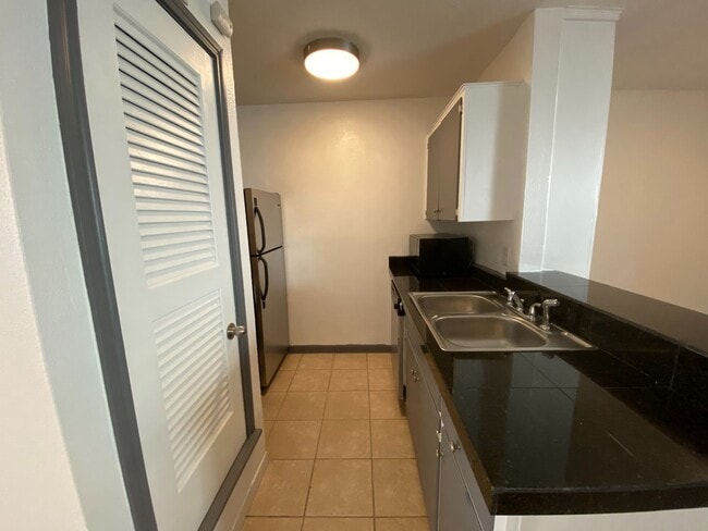 Building Photo - AVAILABLE:  2 BR-1 BA Hyde Park Condo / Laminate Wood Floors / Close to UT and Downtown