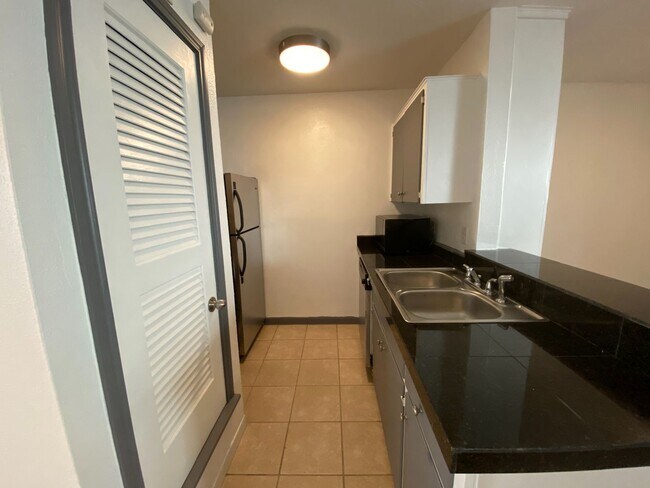 Foto del edificio - AVAILABLE:  2 BR-1 BA Hyde Park Condo / Laminate Wood Floors / Close to UT and Downtown