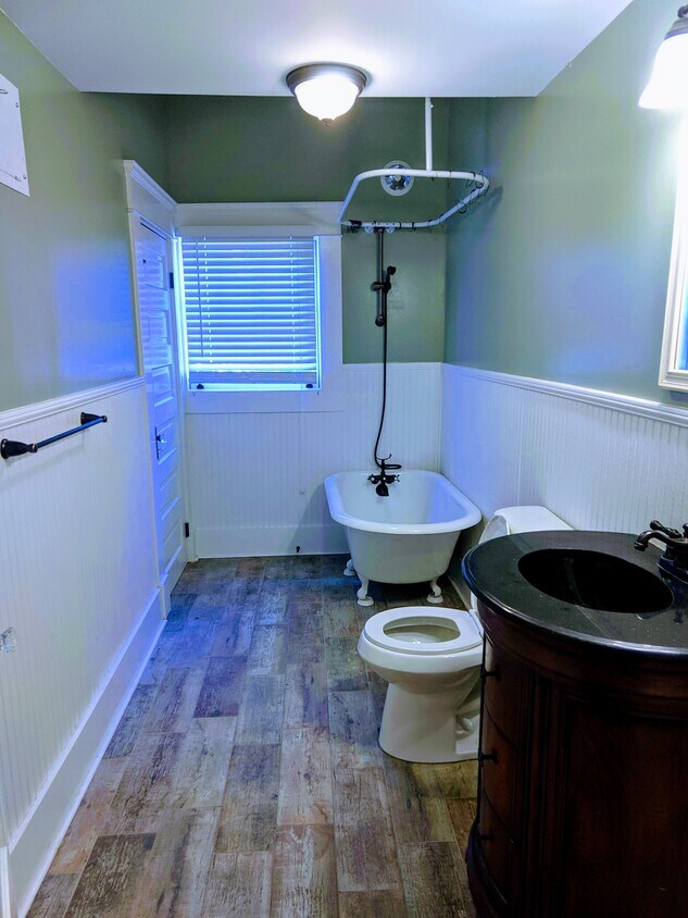 Large bathroom - 807 Monroe Dr NE