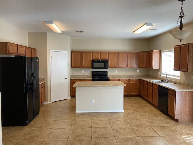 Building Photo - 4 bedroom 3 full bath home in Riata West i...