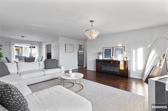 Building Photo - 557 Market St