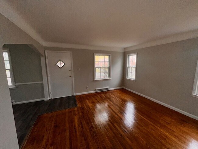 Foto del edificio - Three Bed 1 Bath Brick Bungalow with basement on the east-side of Detroit! Move in Ready!