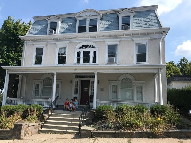 Building Photo - 147 N Main St