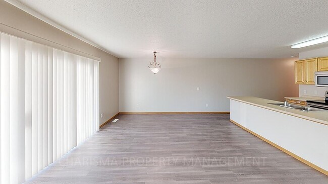Foto del edificio - NEWLY UPDATED EXTERIOR SIDING & ROOFS FREE...