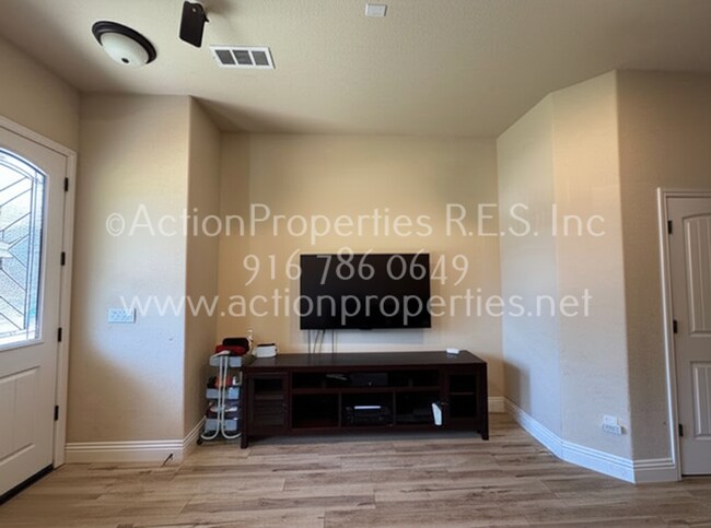 Foto del edificio - Gated Penryn Patio Home, 2 Story, 3 Bedroo...