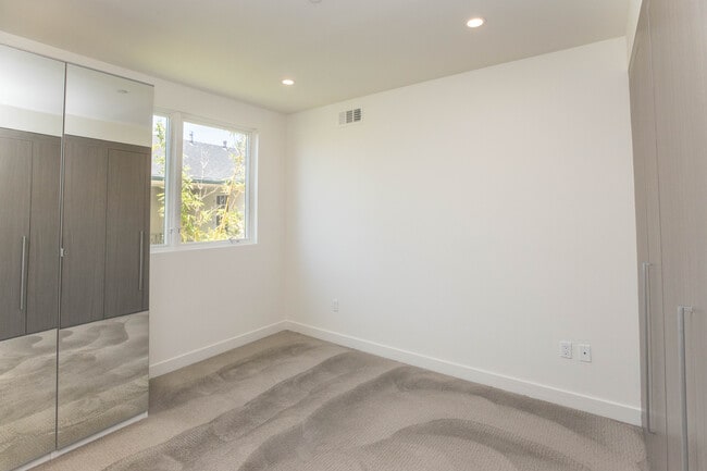 Building Photo - 10663 Kinnard Ave