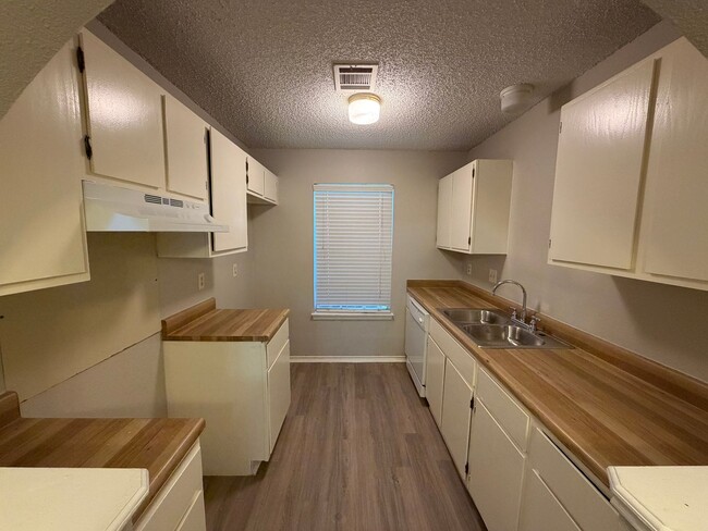 Building Photo - SINGLE STORY 3 BEDROOM HOME IN NORTHWEST C...