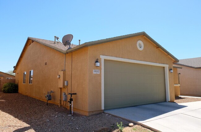 Building Photo - 5042 E Kittentails Dr