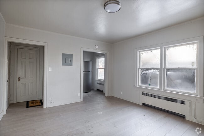 1BR, 1BA - 473SF - Living Room - 1312 Cleveland Ave.