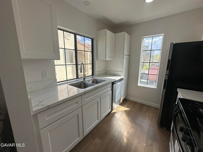 Building Photo - 2554 Olive Dr