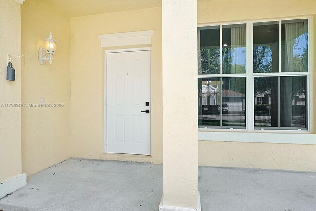 Building Photo - 824 Sand Creek Cir
