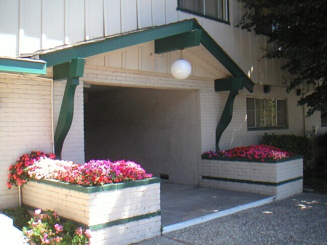 Building Photo - 4001 Hamilton Ave