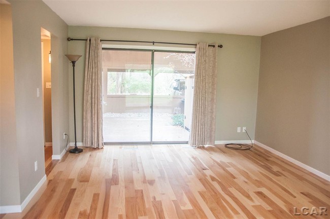 Building Photo - 305 Fairway Cove
