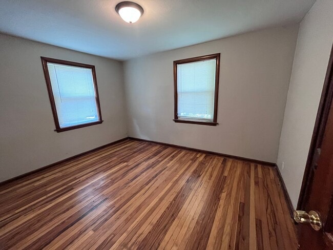 Building Photo - 3 Bedroom House