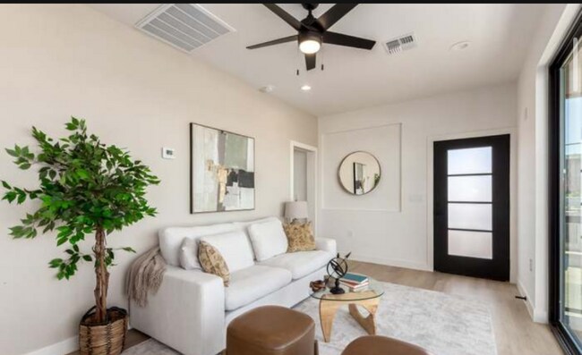 Photo - 411 N 32nd Pl Townhome