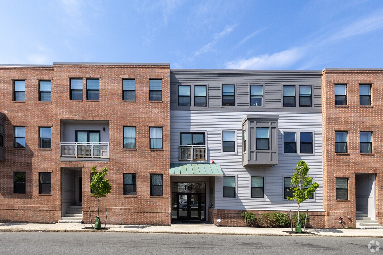 Alt. Afuera - 16 Boardman St