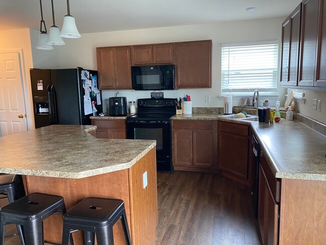 Large open kitchen - 475 Pleasant Breeze Dr