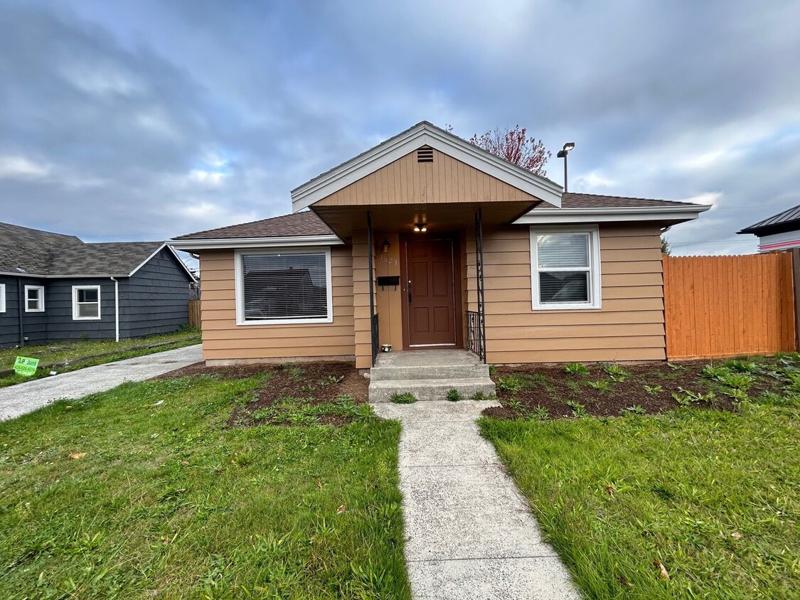 Foto principal - Completely Updated 2 bedroom 1 bath home w...