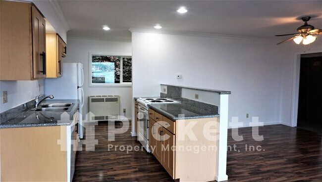 Building Photo - Views, Views and Views in Port Orchard!