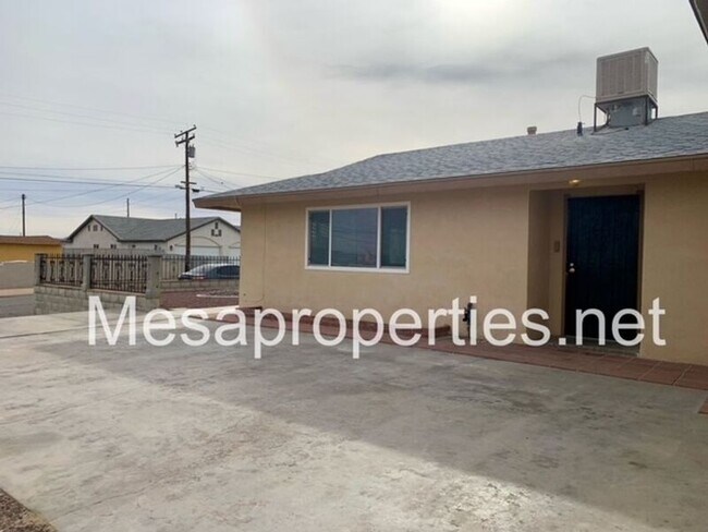 Building Photo - 1210 Oasis Dr