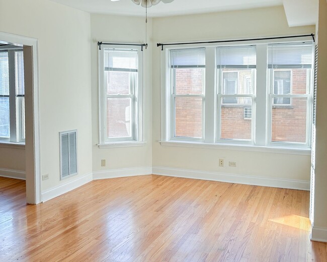 Building Photo - 4808 N Paulina St