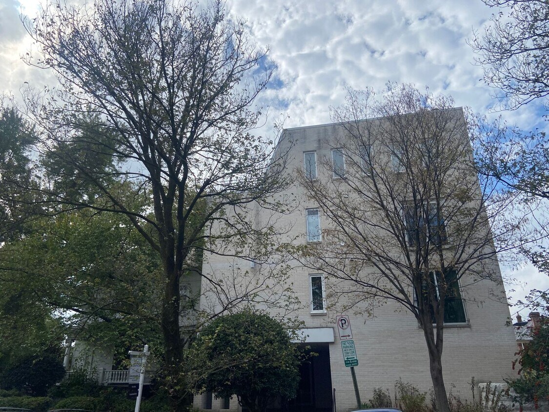 A charming one bedroom, one bath apartment... - A charming one bedroom, one bath apartment...