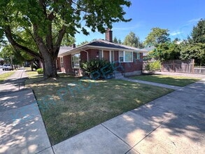 Building Photo - 5005 NE 32nd Ave