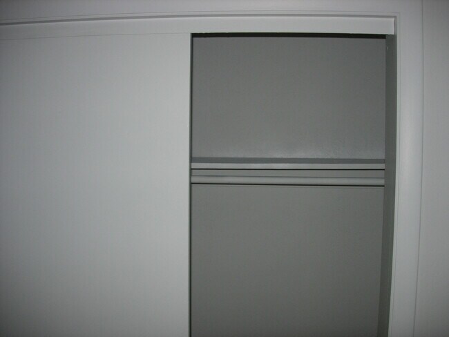 Armario-1 - 1409 Blanchard Ave