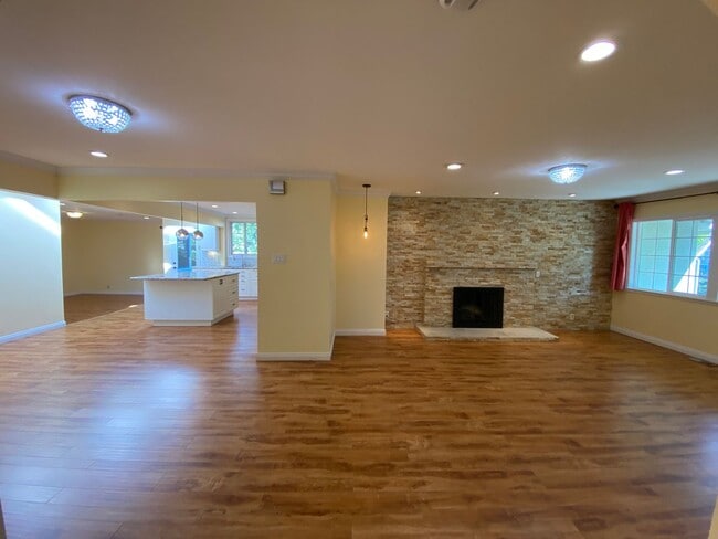 Building Photo - REDWOOD CITY - Beautifully Updated 3BR/2BA