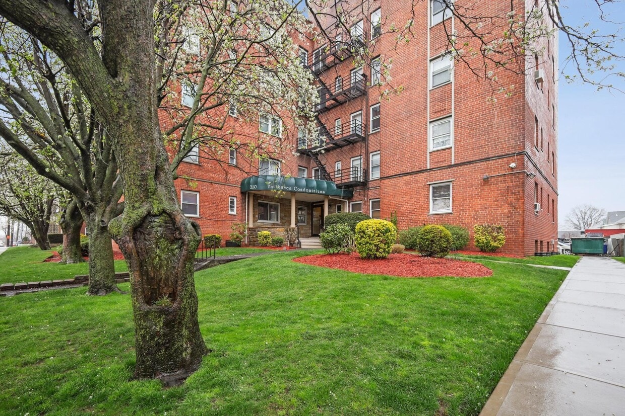 Primary Photo - 210 Woodcliff Ave