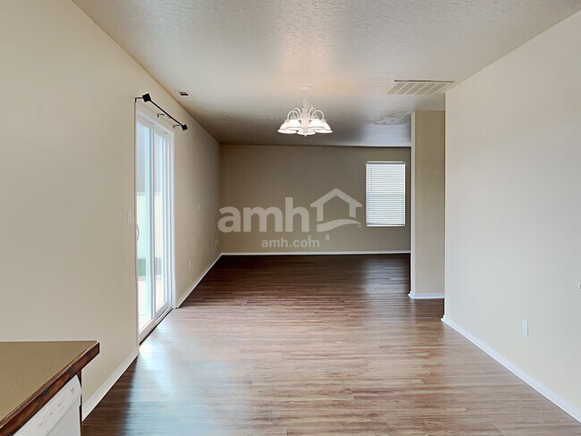 Building Photo - 363 E Ivy Glade St
