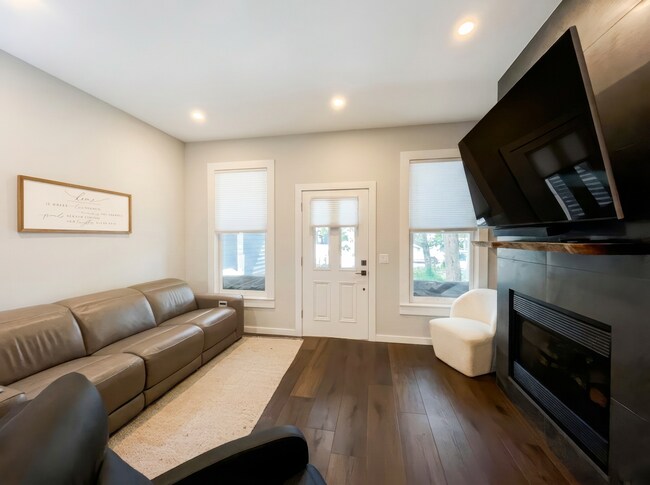 Foto del edificio - Furnished! In town! Walk to everything! Recently updated!