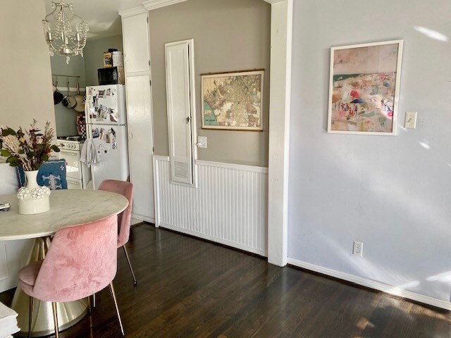 Sala de estar, rincón para desayunar, cocina (recién pintada de blanco) - 1008 6th St