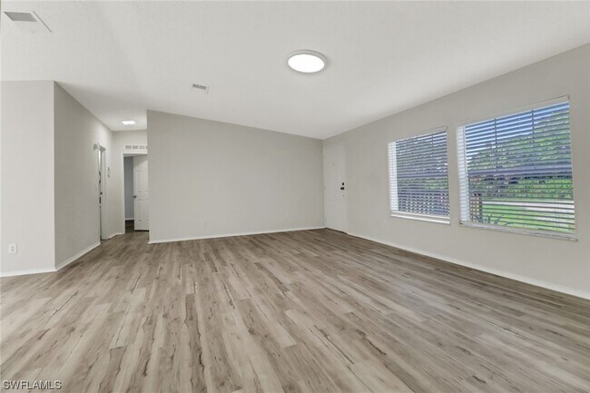 Foto del edificio - 550 Rose Blvd