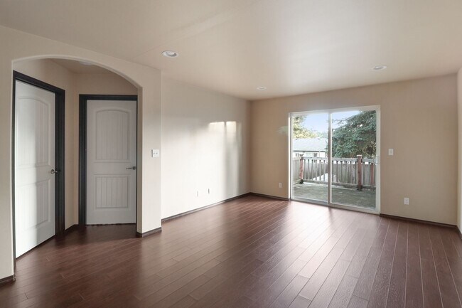 Building Photo - 2 Bed 2 Bath - Mini-split A/C - New Interi...