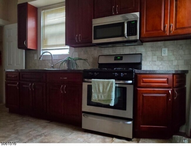 Foto del edificio - 12 Bernard Ave