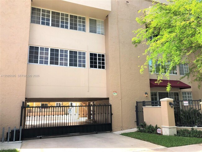 Foto del edificio - 300 Madeira Ave