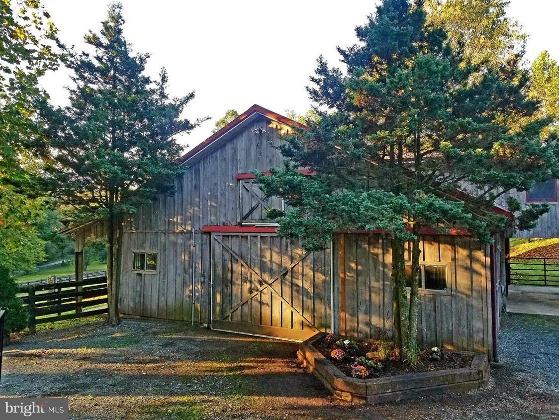 Building Photo - 13130 Crest Hill Rd