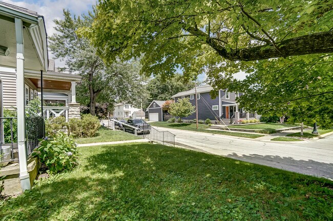 Beautiful Neighborhood block from Grandview Ave - 1289 Avondale Ave