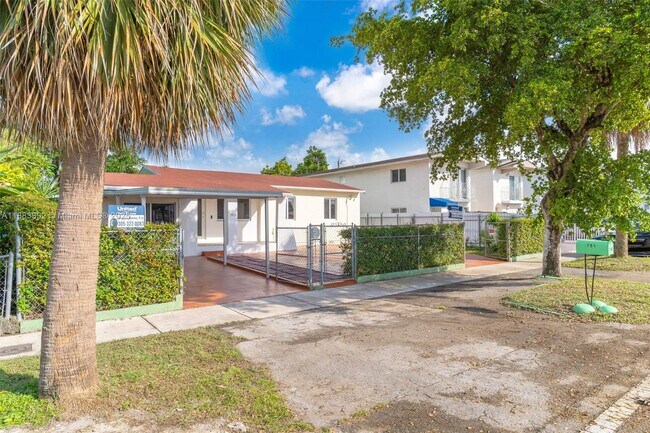 Foto del edificio - 701 Tamiami Canal Rd