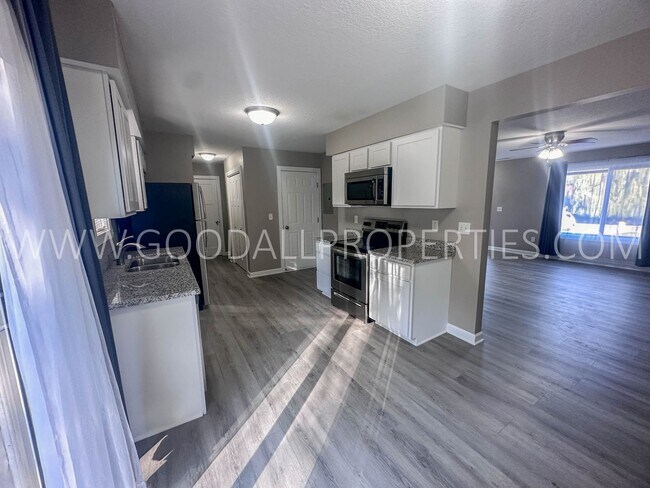 Foto del edificio - Come see this 3 bedroom 1 1/2 bath townhom...