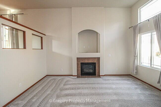 Foto del edificio - Bright and Spacious 5 bed Home - Steps from Martha Lake Airport!