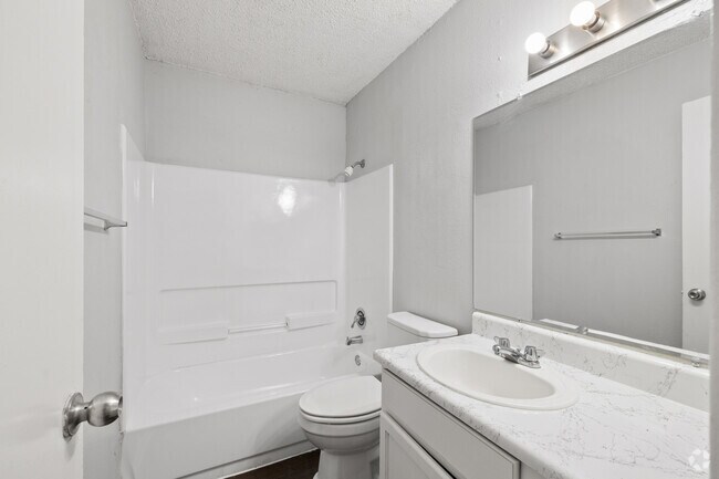 2 habitaciones, 1 baño - 767 pies cuadrados - Baño - Runnymede Apartments