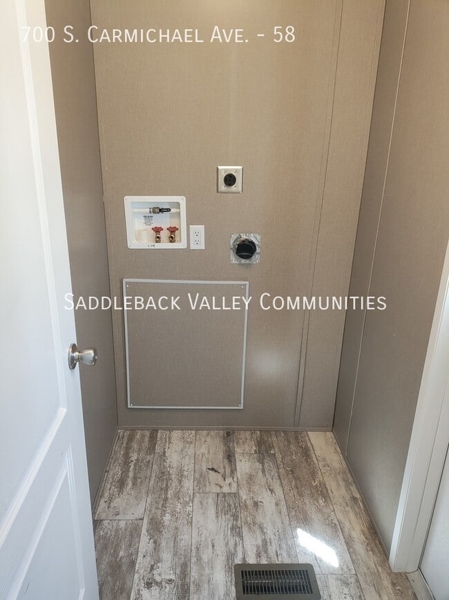 Building Photo - 700 S Carmichael Ave