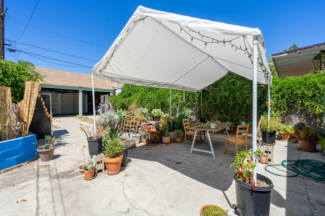 Communal area in back - 207 E Avenue 31